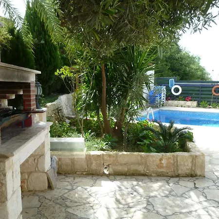Avra Family Maisonettes Polis