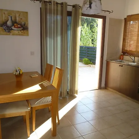 Avra Family Maisonettes * Polis